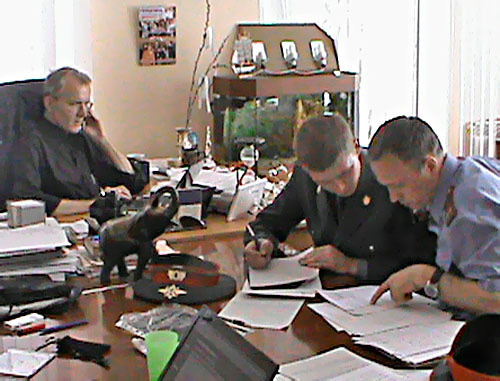 Полицейские составляют протокол на Олега  Шеина по факту совершения административного правонарушения. Астрахань, 20 апреля 2012 г. Фото Елены Гребенюк для "Кавказского узла"