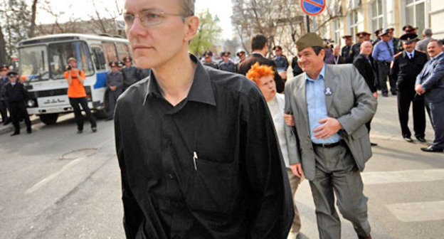 Олег Шеин во время акции в Астрахани. 14 апреля 2012 г. Фото Михаила Мордасова, ЮГА.ру
