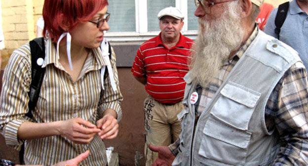 Акция в поддержку экс-кандидата в мэры города Олега Шеина. На снимке: иногородние и местные активисты нашли общий язык. Астрахань, 21 апреля 2012 г. Фото Вячеслава Ященко для "Кавказского узла"