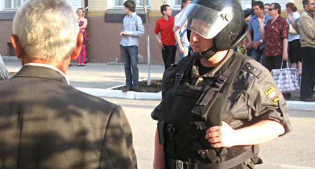 Противостояние полиции и активистов на улице Советская. Астрахань, 21 апреля 2012 г. Фото Вячеслава Ященко для "Кавказского узла"