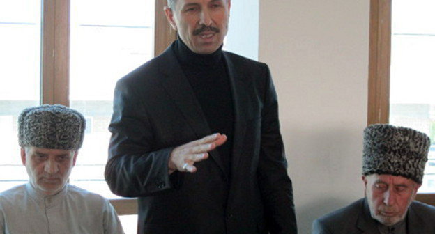 Председатель регионального общественного движения "Мехк-Кхел" Идрис Абадиев выступает на конференции "Общественно-политическая, социально-экономическая, криминогенная ситуация в Республике Ингушетия и морально-духовное состояние современного ингушского общества. Роль и задачи". Ингушетия, Назрань, 21 апреля 2012 г. Фото Вахи Белхароева для "Кавказского узла"