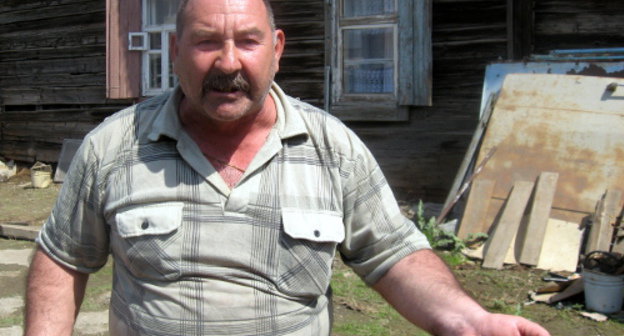  Астрахань, ул. Бакинская, 19. Николай Гайдуков пытается через суд защитить жилищные права своей семьи. 19 апреля 2012 г. Фото Вячеслава Ященко для "Кавказского узла"