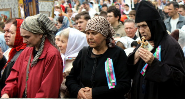 Верующие на молебне-стоянии "В защиту веры и поруганных святынь, церкви и ее доброго имени". Краснодар, 22 апреля 2012 г. Фото Андрея Кошика для "Кавказского узла"
