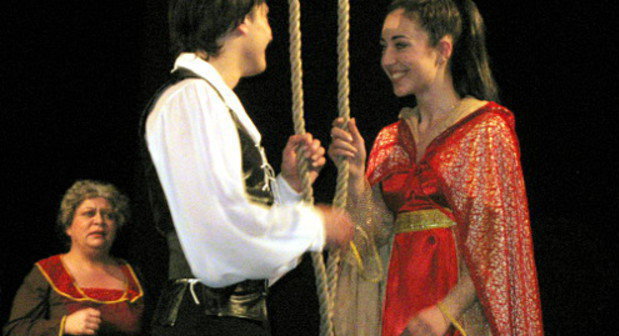 Сцена из новой постановки пьесы "Ромео и Джульетты" на осетинском языке. Ромео - Гиви Валиев, Джульетта - Камилла Моргоева. Северо-Осетинский государственный академический театр имени Тхапсаева, Владикавказ, 21 апреля 2012 г. Фото Эммы Марзоевой для "Кавказского узла"