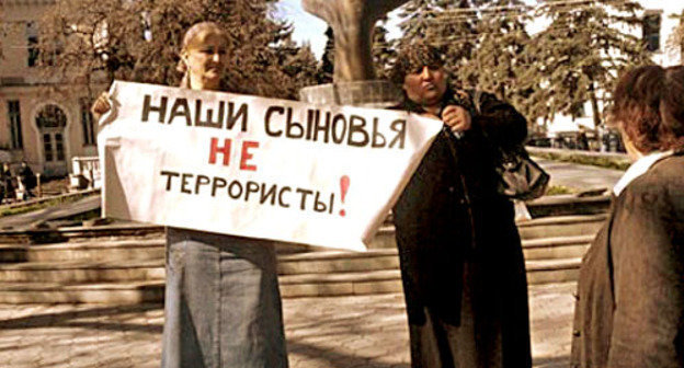 Митинг "Матерей КБР в защиту прав и свобод граждан" состоялся в Нальчике. КБР, 21 апреля 2012 г. Фото http://kavpolit.com/