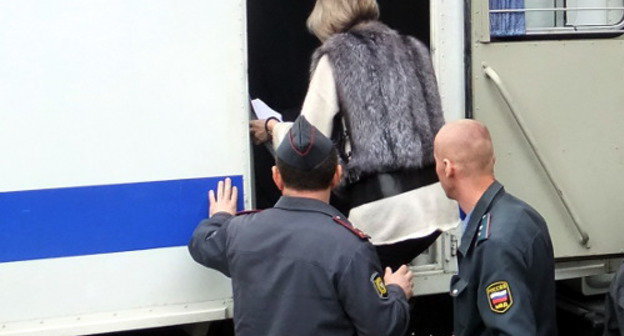 Елену Спасскую перевозят в  в СИЗО на улицу Советская, 4 после несостоявшегося суда. Сочи, 19 апреля 2012 г. Фото Светланы Кравченко для "Кавказского узла"