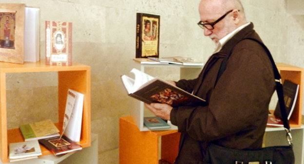 Посетитель выставки книги ArmBookExp. Армения, Ереван, 22 апреля 2012 г. Фото Армине Мартиросян для "Кавказского узла"