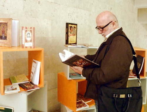 Посетитель выставки книги ArmBookExp. Армения, Ереван, 22 апреля 2012 г. Фото Армине Мартиросян для "Кавказского узла"