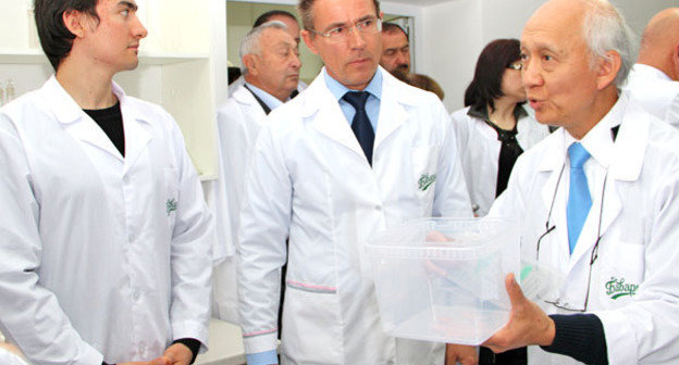 Заведующий лабораторией  Кон-Лин Ле и представитель Европейской экономической комиссии Сергей Маланичев (справа налево) рассказывают молодым специалистам о технологическом процессе выращивания мини-клубней элитного картофеля. Северная Осетия, Владикавказ, 20 апреля 2012 г. Фото Дмитрия Тамерланова для "Кавказского узла"