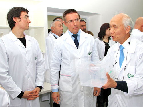 Заведующий лабораторией  Кон-Лин Ле и представитель Европейской экономической комиссии Сергей Маланичев (справа налево) рассказывают молодым специалистам о технологическом процессе выращивания мини-клубней элитного картофеля. Северная Осетия, Владикавказ, 20 апреля 2012 г. Фото Дмитрия Тамерланова для "Кавказского узла"