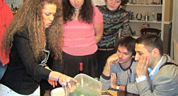 Лекторий "Лицом к лицу" провел очередную встречу. На снимке: участники встречи учились готовить национальное блюдо. Москва,  24 марта 2012 г. Фото Семена Чарного для "Кавказского узла"