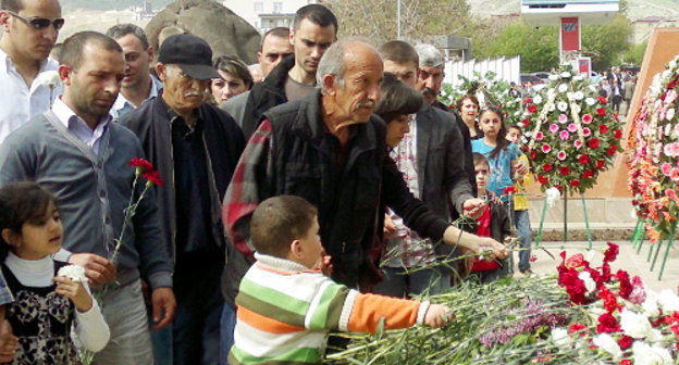 Возложение цветов к мемориалу жертв геноцида 1915 года. Нагорный Карабах, Степанкерт, 24 апреля 2012 г. Фото Алвард Григорян для "Кавказского узла"