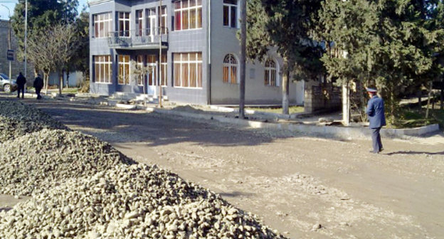 Подготовка к замене дорожного покрытия на одной из улиц районного центра Мартуни. Нагорный Карабах, декабрь 2011 г. Фото Марута Ваняна 
