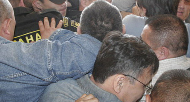 Попытка силового захвата здания мэрии Элисты. Калмыкия, 24 апреля 2012 г. Фото: www.elista.org