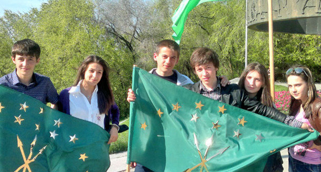 Школьники города Черкесска у стелы Дружбы народов в День черкесского флага. Карачаево-Черкесия, 25 апреля 2012 г. Фото Светланы Носовой для "Кавказского узла"