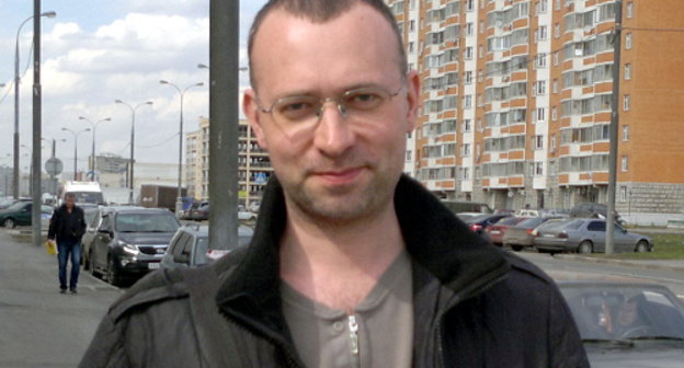 Адвокат Юрия Тихомирова Александр Васильев у здания Люблинского районного суда. Москва, 17 апреля 2012 г. Фото Юлии Буславской для "Кавказского узла"