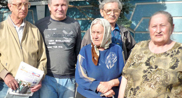 Бывшие работники Ростовского автобусного завода требуют у руководства выплаты задолженной им заработной платы. Ростов-на-Дону, 25 апреля 2012 г. Фото Олеси Диановой для "Кавказского узла"