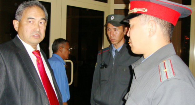 Заместитель главы мэрии Элисты Валерий Хургунов пытается пройти в здание мэрии, ему препятствуют сотрудники полиции. 26 апреля 2012 г. Фото Натальи Доржиновой для "Кавказского узла"