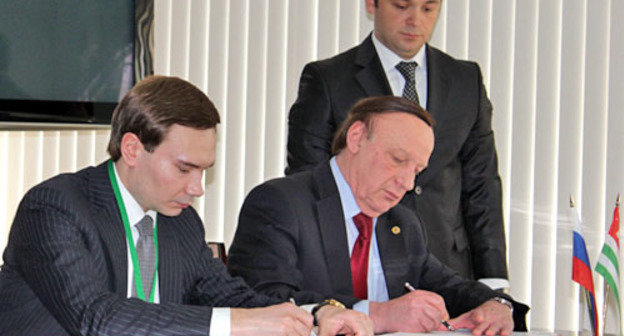 Подписание меморандума о научном и учебном сотрудничестве между Абхазским государственным университетом (АГУ) и Московской государственной юридической академией (МГЮА) им. Кутафина. Абхазия, Сухум, 27 апреля 2012 г. Фото Анжелы Кучуберия для "Кавказского узла"