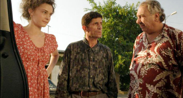 Актеры Екатерина Шитова, Мгер Левонян и Ваагн Симонян в фильме российского режиссера Натальи Беляускене "Если бы все…". Кадр из фильма с сайта http://yerevanguide.am