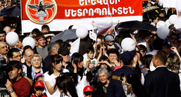 Жители ереванского района Арабкир на митинге РПА с участием президента Сержа Саргсяна. Ереван, 14 апреля 2012 г. Фото: © PanARMENIAN Photo / Tigran Mehrabyan