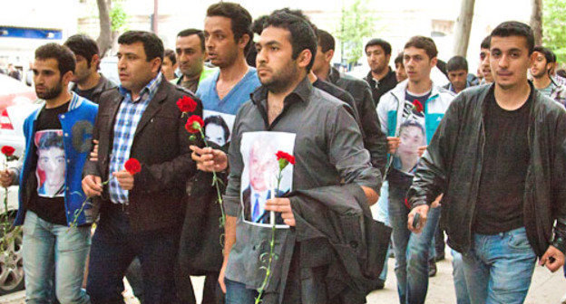 Активисты молодежных отделений оппозиционных политических партий и молодежных организаций Азербайджана провели акцию поминовения жертв массового убийства в Азербайджанской государственной нефтяной академии. Баку, 30 апреля 2012 г. Фото Азиза Каримова для "Кавказского узла"
