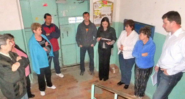 Собрание жильцов дома 66 по улице Гагарина в Сочи. 27 апреля 2012 г. Фото Светланы Кравченко для "Кавказского узла"