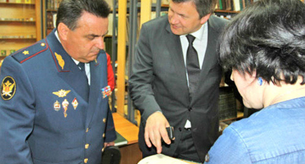 Начальник управления ФСИН России по Краснодарскому краю генерал-майор внутренней службы Юрий  Кулик и ректор КубГУ Михаил Астапов. Краснодар, 18 апреля 2012 г. Фото Никиты Серебрянникова для "Кавказского узла"