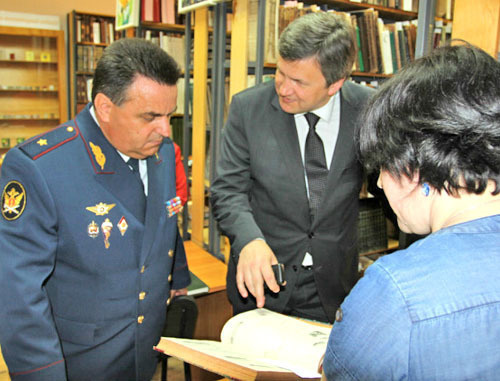 Начальник управления ФСИН России по Краснодарскому краю генерал-майор внутренней службы Юрий  Кулик и ректор КубГУ Михаил Астапов. Краснодар, 18 апреля 2012 г. Фото Никиты Серебрянникова для "Кавказского узла"