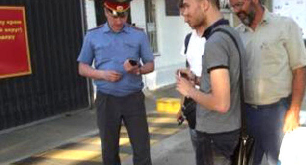 Ярослава Никольского возле спецприемника УВД встречали члены "Экологической вахты", партии "Яблоко", участники акций протеста в его поддержку и группы в соцсети "ВКонтакте" "Кубань! Открой глаза!". Краснодар, 28 апреля 2012 г. Фото Натальи Дорохиной для "Кавказского узла"