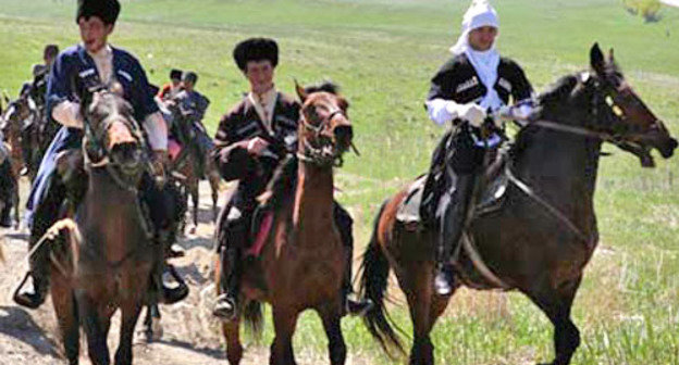 Конное шествие во время празднования Дня черкесского флага. Карачаево-Черкессия, 25 апреля 2012 г. Фото http://kchrline.ru