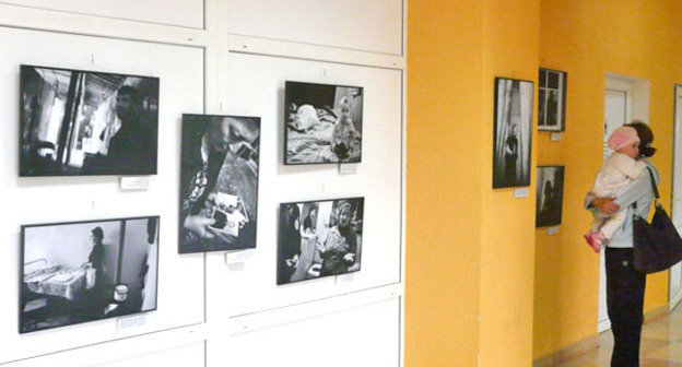 Выставка "Люди и судьбы" фотографа Марко Кокича прошла в Цхинвале.  Южная Осетия, 28 апреля 2012 г. Фото Марии Котаевой для "Кавказского узла"