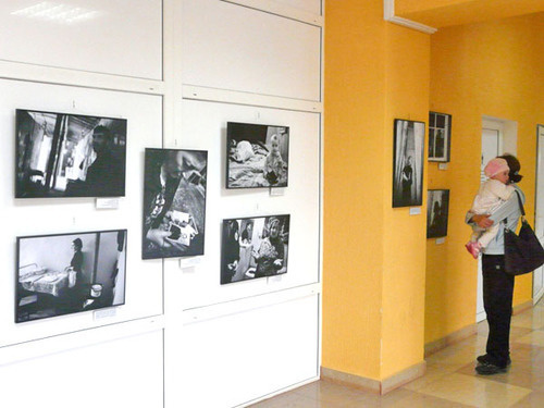 Выставка "Люди и судьбы" фотографа Марко Кокича прошла в Цхинвале.  Южная Осетия, 28 апреля 2012 г. Фото Марии Котаевой для "Кавказского узла"