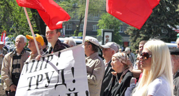Первомайские демонстрации, организованные местными профсоюзными организациями, партиями "Единая Россия" и КПРФ. Ростов-на-Дону, 1 мая 2012 г. Фото Олеси Диановой для "Кавказского узла"