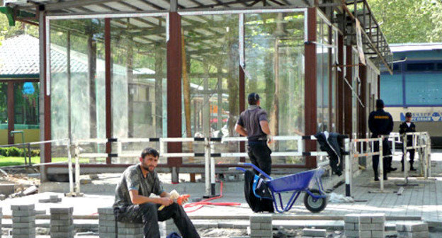 Возле ларьков в парке Маштоца идут работы по благоустройству. Армения, Ереван, 30 апреля 2012 г. Фото Армине Мартиросян для "Кавказского узла"