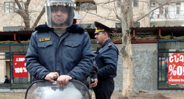 Полиция в парке Маштоца. Ереван, 31 марта 2012 г. Фото Армине Мартиросян для "Каказского узла"