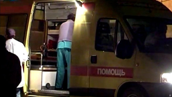 Бригада медиков оказывает помощь пострадавшим при взрыве на полицейском посту "Аляска-30" в Махачкале 3 мая 2012 г. Кадр из видеорепортажа РИА “ДАГЕСТАН”, www.riadagestan.ru
