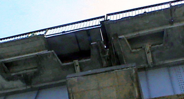 Место обрушения в пешеходной зоне моста через реку Кизань. Астраханская область, Приволжский район, 1 мая 2012 г. Фото Елены Гребенюк для "Кавказского узла"