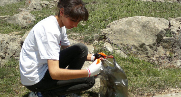 Участница субботника на поляне Дждрдуз на окраине Шуши. Нагорный Карабах, 1 мая 2012 г. Фото Алвард Григорян для "Кавказского узла"