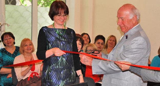 Председатель Республиканского
совета ветеранов войны, труда, вооруженных сил и правоохранительных органов Солтан Каболов (в центре) на  церемония открытия центра компьютерного обучения пенсионеров. Северная Осетия, Владикавказ, 3 мая 2012 г. Фото Владимира Иванова для "Кавказского узла"
