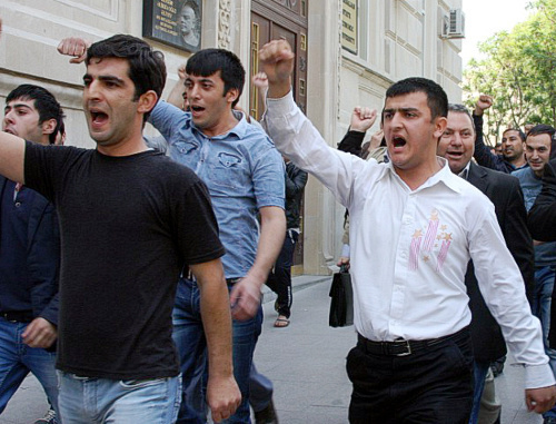 Участники акции протеста идут маршем по улице Независимости. Баку, 7 мая 2012 г. Фото ИА "Туран"