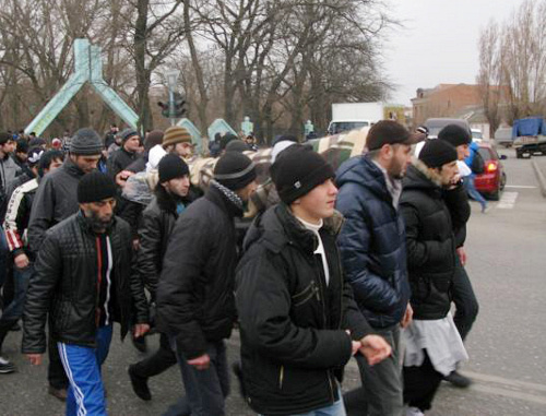 Похоронная процессия с телом Хаджимурада Камалова. Махачкала, 16 декабря 2011 г. Фото Закира Магомедова