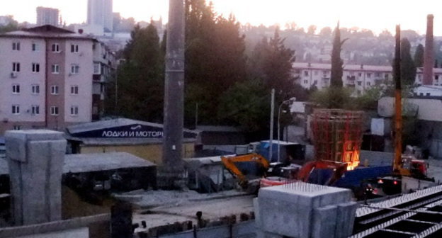 Сочи, 1 мая 2012 г. Весь микрорайон "Гагаринский" кроме участка, где идет строительство дороги-дублера, погрузился в тьму. Фото Светланы Кравченко для "Кавказского узла"