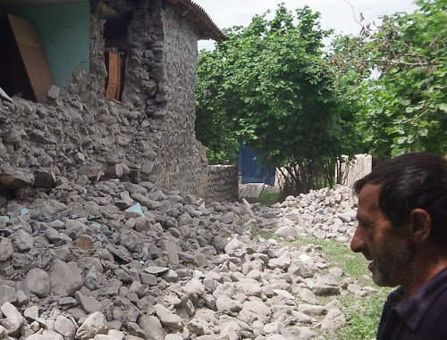 Житель села Базар Загатальского района Азербайджана смотрит на развалины своего дома. 7 мая 2012 г. Фото ИА "Туран"