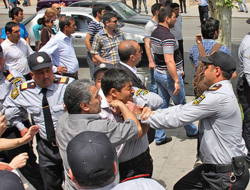 Полиция пресекла акцию протеста "Гражданского движения за демократию "Общественная палата" (ГДДОП). Баку, 14 мая 2012 г. Фото ИА "Туран"