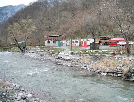 Место для летнего отдыха на берегу реки  Фиагдон в Куратинском ущелье. Северная Осетия. Фото Михаил Чуркин, http://churkinms.livejournal.com