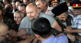 Полиция разрывает оцепление участников акции протеста у Выставочного зала. Краснодар, 15 мая 2012 г. Фото Андрея Кошика для "Кавказского узла"