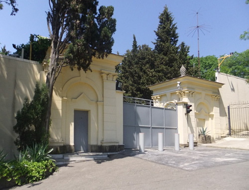 Капитальная ограда, к которой примыкает здание выездной приемной, окружает Южную резиденцию  президента РФ. Сочи, май 2012 г. Фото Светланы Кравченко для "Кавказского узла"
