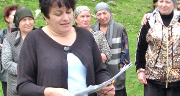 Группа жителей Кабардино-Балкарии посетила развалины высокогорного селения Шыкы. На снимке: Айшат Султанова выступает перед собранием. Кабардино-Балкария, 15 мая 2012 г. Фото Луизы Оразаевой для "Кавказского узла"
