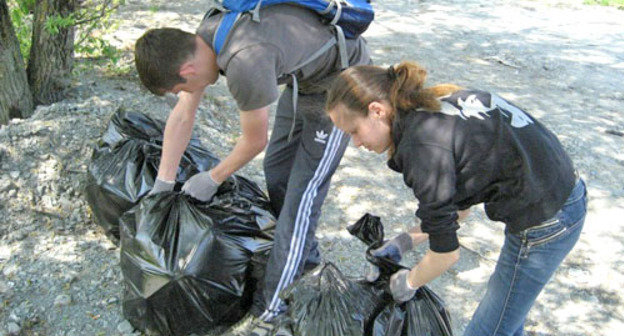 Субботник организованный новым экологическим движением "Зеленый город". Ессентуки, 30 апреля 2012 г. Фото Константина Ольшанского для "Кавказского узла"